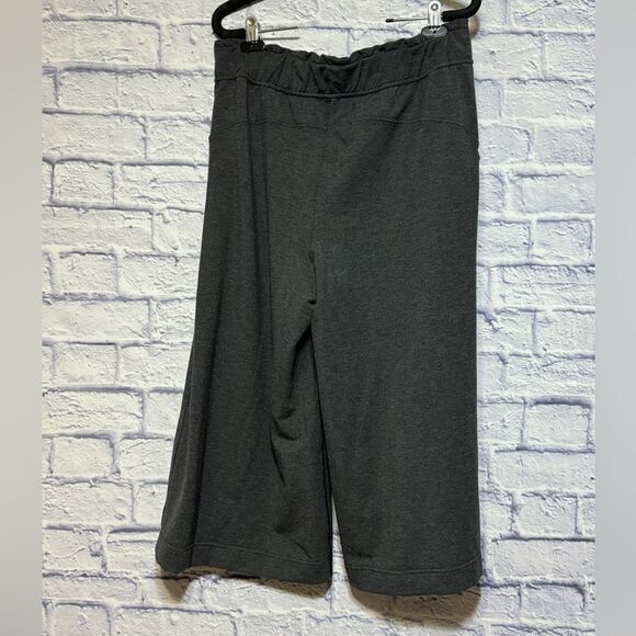 Lululemon Hello Sunday Crop
Heathered Mod Black! EUC size 10 - Picture 3 of 14